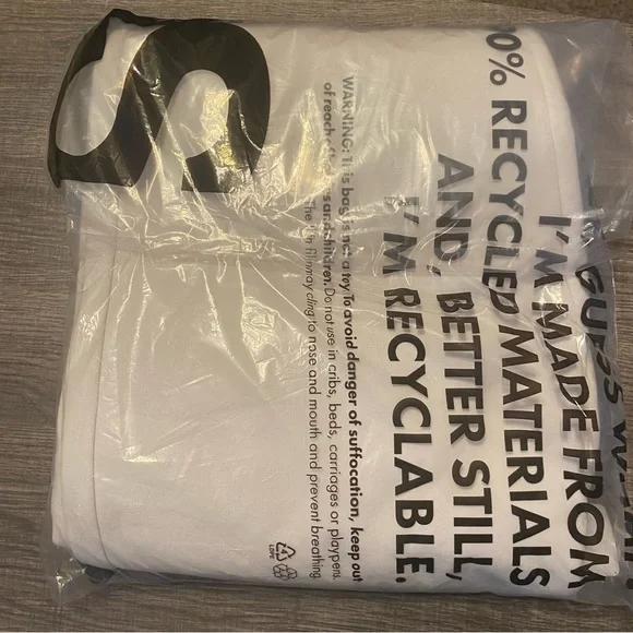 NEW - The North Face Oversized Essential joggers in cream. Medium.